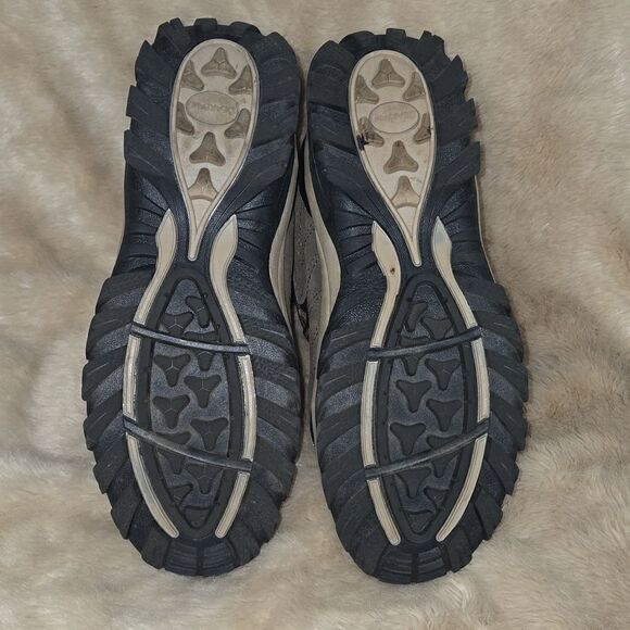 BEARPAW TAUPE LARS HIKING BOOTS, SIZE 10 - LIKE NEW